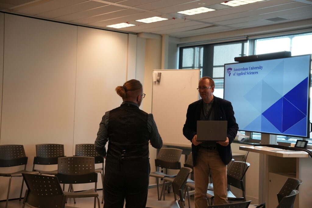 Leopold Štefanič, project officer at KIC, facilitated the interactive fishbowl session.
